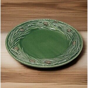 Bordallo Pinheiro Portugal green pinecone Plate 10 1/4